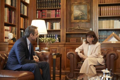 Μητσοτάκης σε Σακελλαροπούλου: Ασκούμε πιέσεις να παραλάβουμε έγκαιρα τα εμβόλια