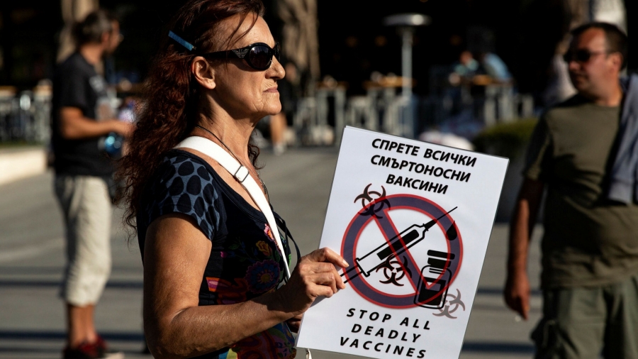 Γιατί Βουλγαρία και Ρουμανία απέτυχαν στη διαχείριση του κορωνοϊού - Χαμηλός εμβολιασμός, δυσπιστία, fake news
