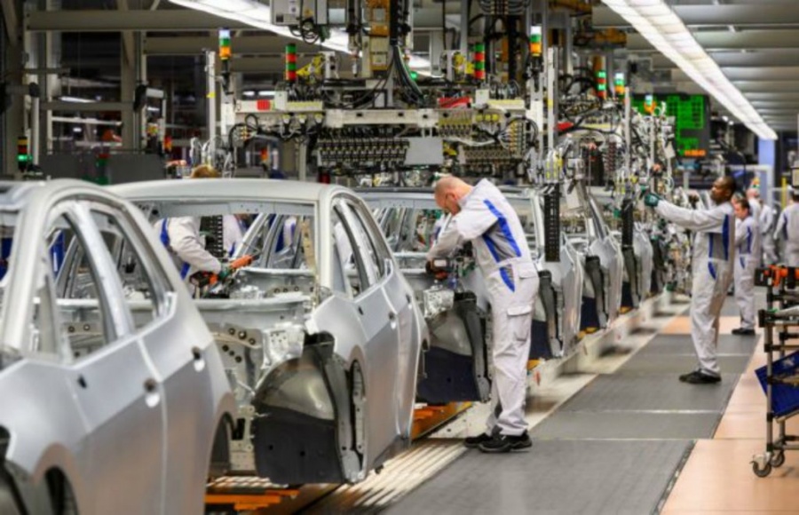 Η Ευρώπη λειτουργεί εκ νέου τα εργοστάσια, για να βγει από την οικονομική άβυσσο