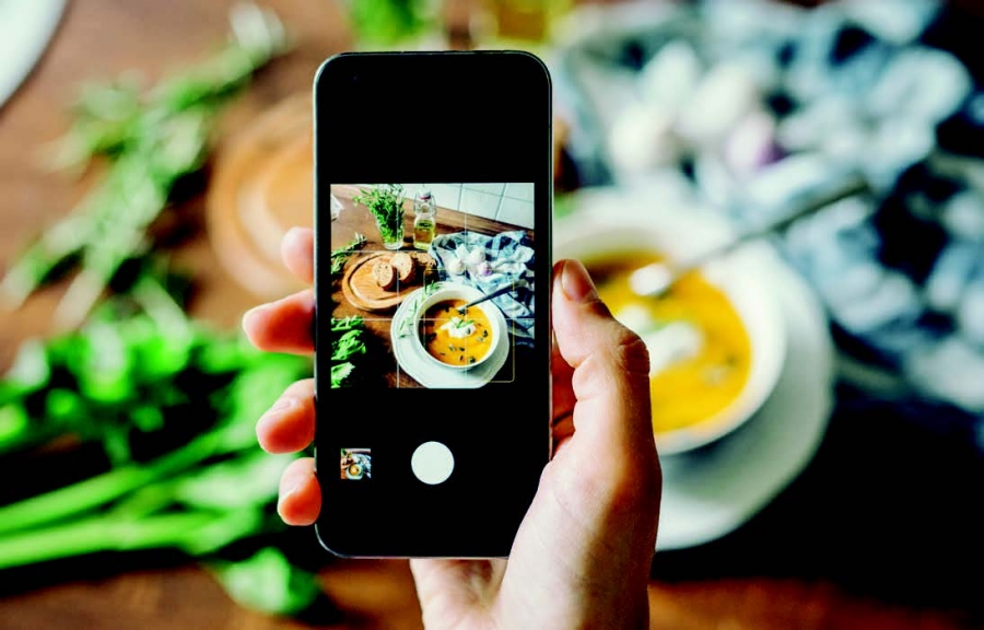 «Τέλος τα κινητά όταν τρώτε»... Ποια χώρα κάνει την αρχή στην αναγκαστική ψηφιακή αποτοξίνωση