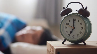 Η αλλαγή ώρας «χτυπά» τον οργανισμό – Το απλό κόλπο που σώζει από το «κοινωνικό jet lag»