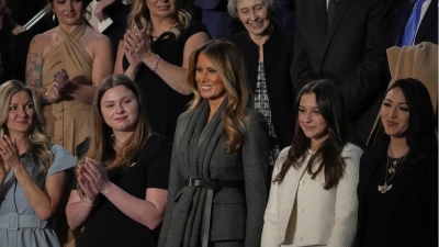 Εντυπωσιακή εμφάνιση από την Πρώτη Κυρία των ΗΠΑ – Η Melania Trump πατάει κάτω τις ευρωπαίες συζύγους αρχηγών κρατών