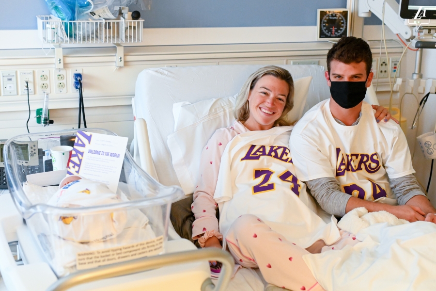 Λέικερς: Τίμησαν τα μωρά που γεννήθηκαν την ίδια μέρα με τον Κόμπι Μπράιαντ (video)