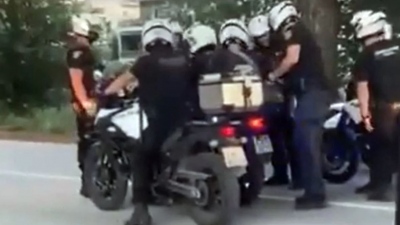 Επίσκεψη Μητσοτάκη στη Λάρισα: Σάλος με βίντεο που δείχνουν αστυνομικούς να επιτίθενται σε πλημμυροπαθείς