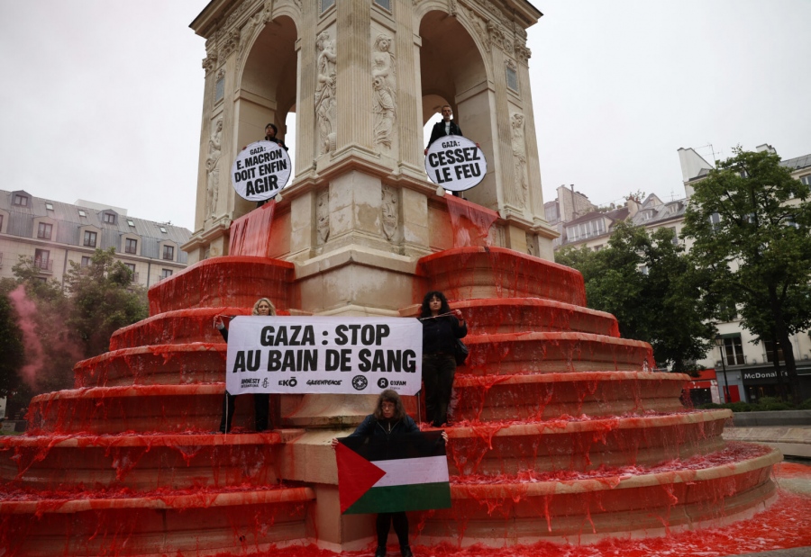 Παρέμβαση στο Παρίσι - Ακτιβιστές έβαψαν κόκκινο το νερό σε σιντριβάνι– «Να σταματήσει το λουτρό αίματος στη Γάζα»
