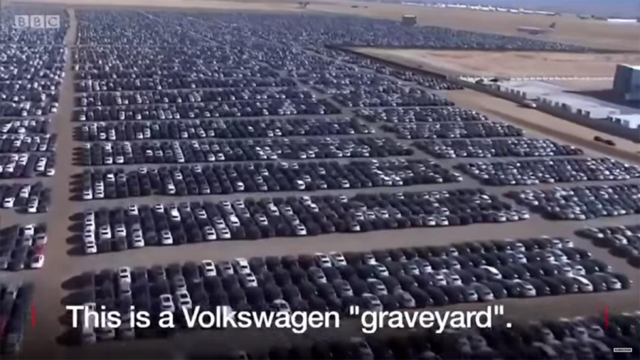 Τι γυρεύουν 300 χιλιάδες VW στην μέση του πουθενά;