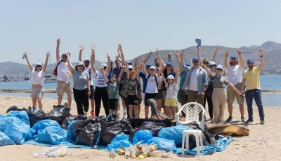 Intrum Hellas: Εθελοντικός καθαρισμός παραλίας από τους εργαζομένους