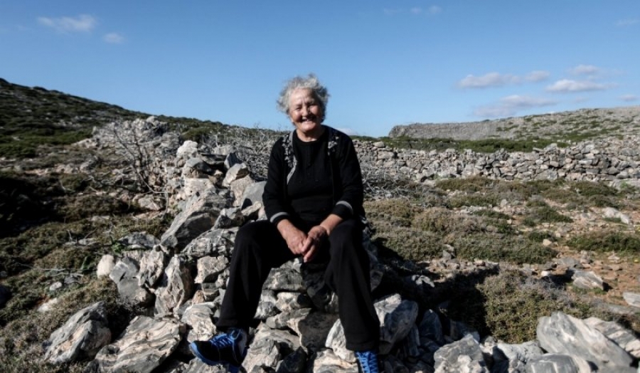 Εμβολιάστηκε η κυρά Ρηνιώ, η μοναδική κάτοικος της Κινάρου