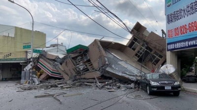 Ισχυρός σεισμός 6,9 βαθμών Ρίχτερ στην Ταϊβάν: Κατέρρευσαν σπίτια, δρόμοι άνοιξαν στα δύο, προειδοποίηση για τσουνάμι