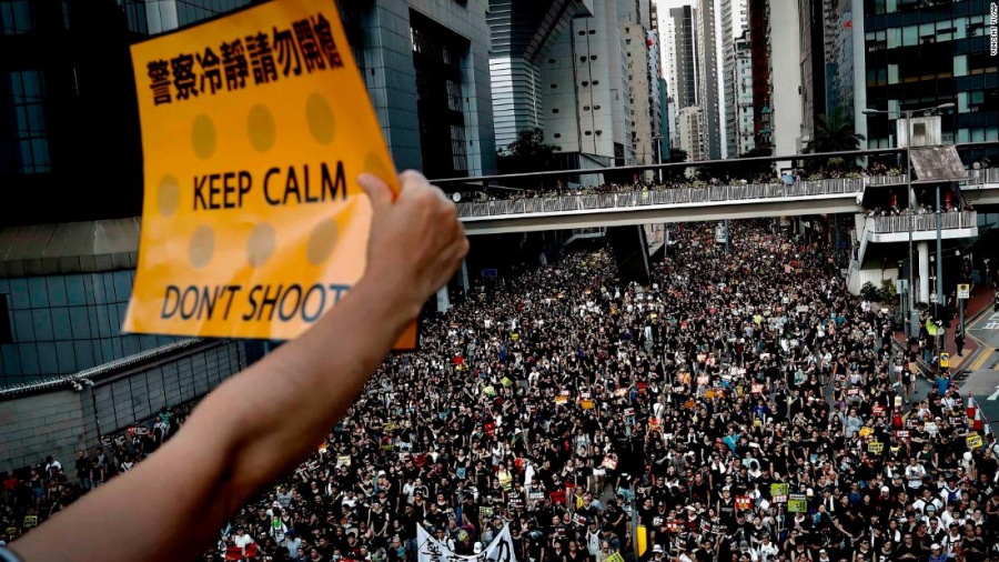 Twitter και Facebook μπλοκάρουν κινεζικούς λογαριασμούς που δυσφήμιζαν τους διαδηλωτές του Χονγκ Κονγκ