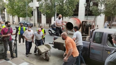 Ένταση και χημικά στο Υπουργείο Εργασίας ανάμεσα σε αστυνομικούς και οικοδόμους