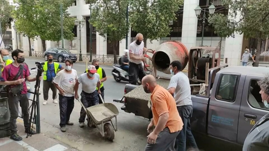 Ένταση και χημικά στο Υπουργείο Εργασίας ανάμεσα σε αστυνομικούς και οικοδόμους