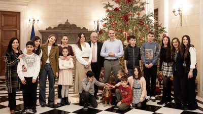 Ο Μητσοτάκης αντάλλαξε ευχές και δώρα με παιδιά από το Παράρτημα Προστασίας Παιδιού και Νέων Αχαΐας - Σκαγιοπούλειο