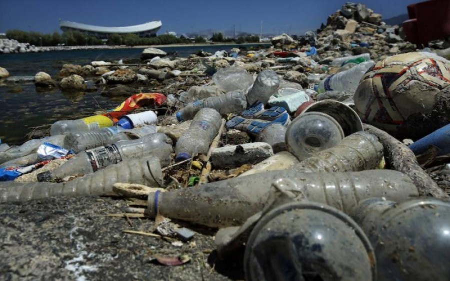 «Καμπανάκι» για τη Μεσόγειο, ετησίως 230.000 τόνοι πλαστικών καταλήγουν στα νερά της