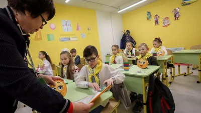 Ουκρανία: Μαθητές κάνουν μάθημα στο πρώτο σχολείο - καταφύγιο στο Kharkiv - Έξι μέτρα κάτω από τη γη