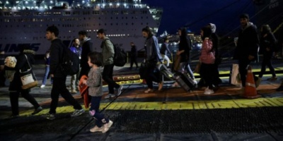 Στον Πειραιά 58 πρόσφυγες και μετανάστες από τα νησιά του Αιγαίου – Σε εφαρμογή το κυβερνητικό σχέδιο