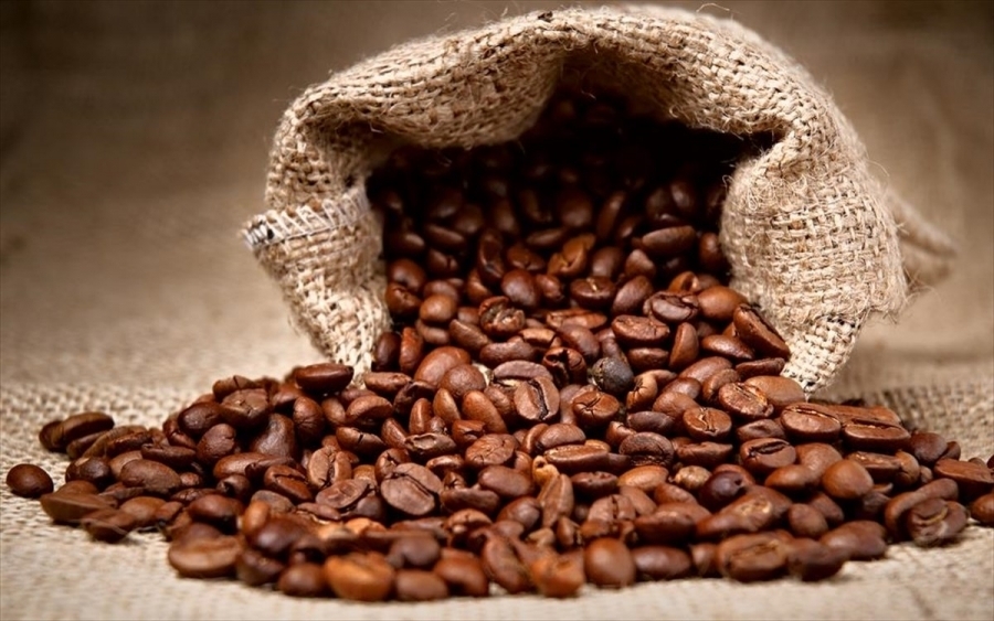 Το κόστος εισαγωγής καφέ έχει τριπλασιαστεί όταν η ΕΛΣΤΑΤ βλέπει ανατιμήσεις μόλις 3,9%