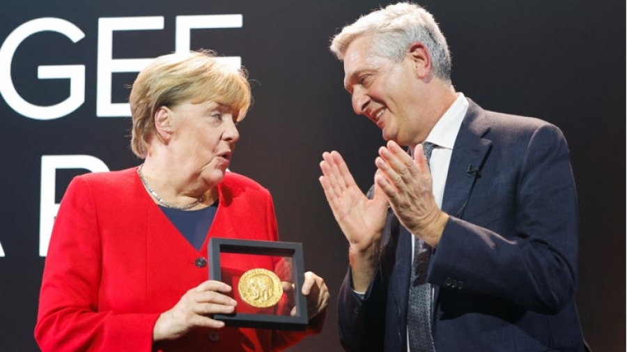 Η Ύπατη Αρμοστεία του ΟΗΕ τίμησε την Merkel για την προσφορά της στην προσφυγική κρίση του 2015