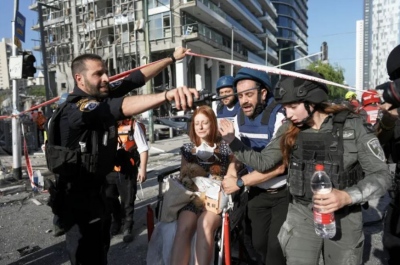 Το Ιράν κλιμακώνει τις επιθέσεις, οι Ισραηλινοί στηρίζουν την κυβέρνηση Netanyahu