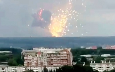 Ρωσία: Εκρήξεις και πυρκαγιά σε αποθήκες πυρομαχικών στην Σιβηρία – Ένας νεκρός και επτά τραυματίες