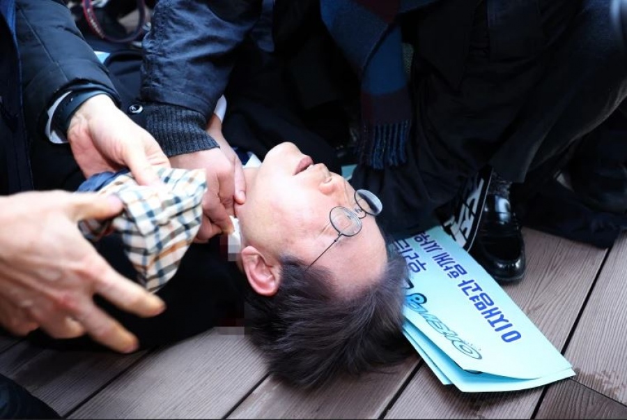 Σοκ στη Νότια Κορέα – Μαχαίρωσαν… live τον ηγέτη της αντιπολίτευσης Lee Jae-myung