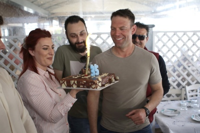 Λάθος νούμερο στα κεράκια της τούρτας για τα γενέθλιά του Κασσελάκη – «Συν ένα, παιδιά»