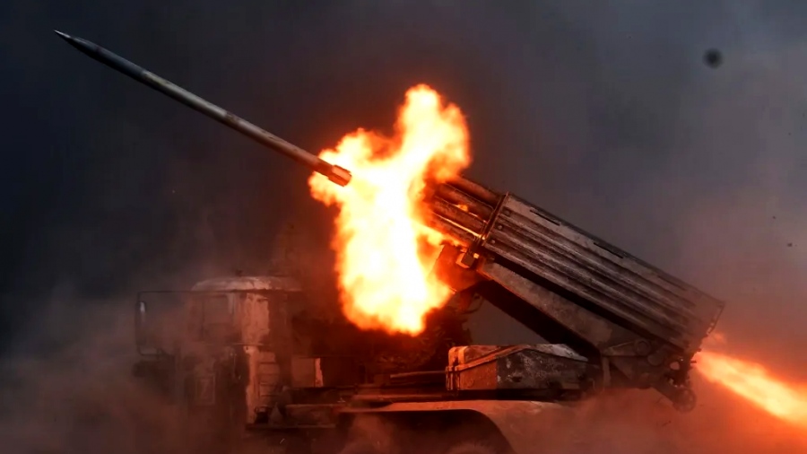 Συγκλονιστικά πλάνα - Οι Ρώσοι «τρύπησαν» το εργοστάσιο TPP-5 στο Kharkiv με πανίσχυρους Tornado-S MLRS (vid)