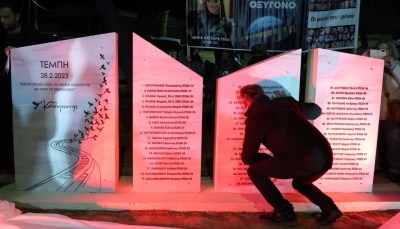 Συγκίνηση στα εγκαίνια του μνημείου για τα Τέμπη στην Καισαριανή - Ο Ασλανίδης φίλησε το όνομα του γιου του και λύγισε