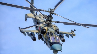 Αψηφώντας τις πιθανότητες, το ρωσικό ελικόπτερο Ka-52 Alligator, πετάει στην εμπόλεμη ζώνη της Ουκρανίας παρά τις ζημιές…