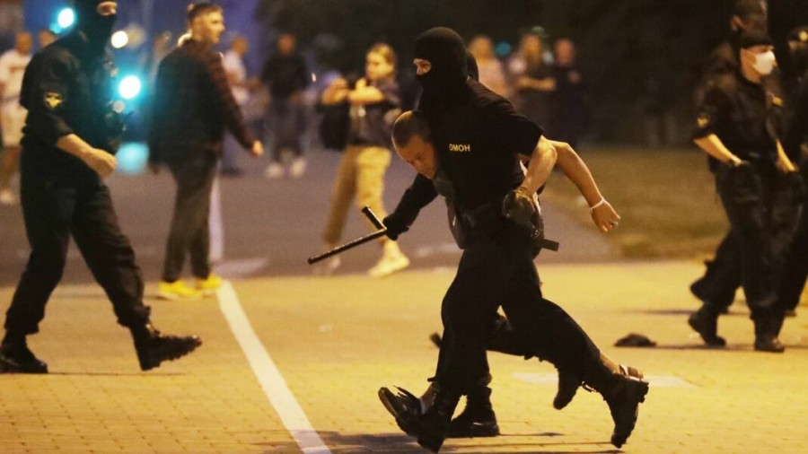 Λευκορωσία: Συλλήψεις 1.000 ατόμων και χρήση πραγματικών πυρών από την αστυνομία εναντίον διαδηλωτών