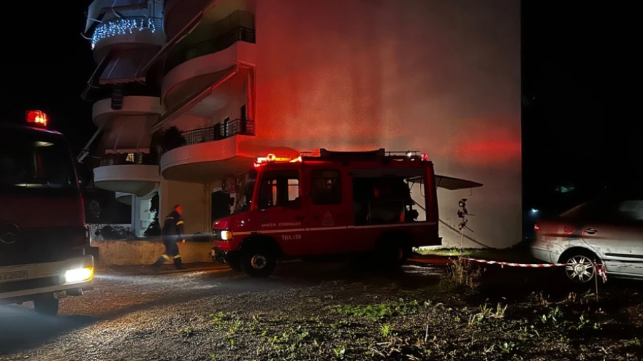 Συναγερμός της πυροσβεστικής στο Αγρίνιο: Φωτιά ξέσπασε σε ΙΧ δίπλα σε πολυκατοικία