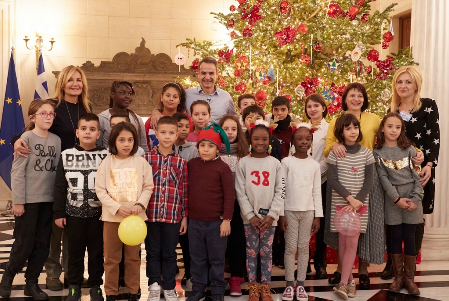 Το χριστουγεννιάτικο δέντρο στο Μαξίμου στόλισαν ο Μητσοτάκης και παιδιά που υποστηρίζονται από την «Κιβωτό του Κόσμου»