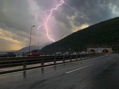 Τραγωδία στη Ρόδο: Νεκρή 58χρονη τουρίστρια που χτυπήθηκε από κεραυνό κοντά στη Λίνδο
