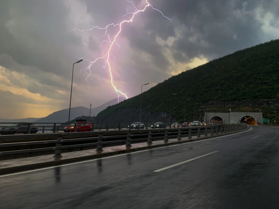 Τραγωδία στη Ρόδο: Νεκρή 58χρονη τουρίστρια που χτυπήθηκε από κεραυνό κοντά στη Λίνδο