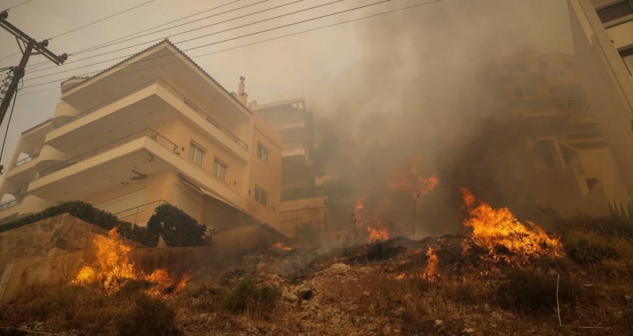 Σε επιφυλακή η Πυροσβεστική στη Βούλα – Άρχισε η καταμέτρηση των ζημιών