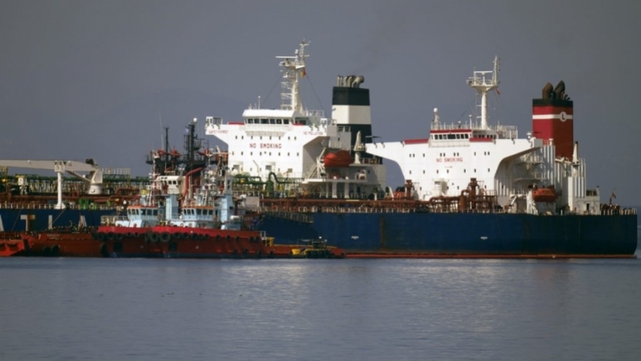 Προς το λιμάνι του Πειραιά το ρωσικό δεξαμενόπλοιο «Lana» με τη βοήθεια δύο ρυμουλκών