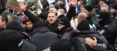 Βουλγαρία: Χιλιάδες διαδηλωτές κατά του Covid pass επιχείρησαν να εισβάλλουν στο Κοινοβούλιο