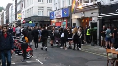 Οι Λονδρέζοι γόρτασαν το άνοιγμα των παμπ μεθώντας, ο ένας πάνω στον άλλο στους δρόμους