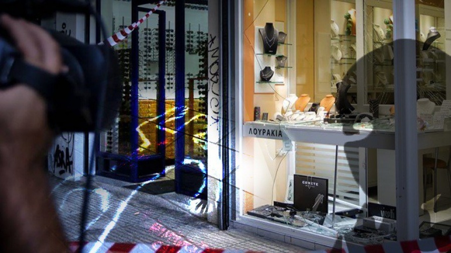 Στον ανακριτή απολογείται ο ιδιοκτήτης του κοσμηματοπωλείου στην Ομόνοια – Συγκέντρωση στην Ευελπίδων