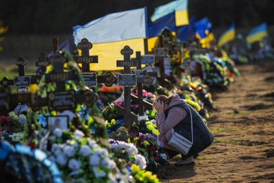 Καταστρέφονται οι Ουκρανοί, τεράστια η αύξηση… σε τάφους - Επεκτείνουν τα νεκροταφεία