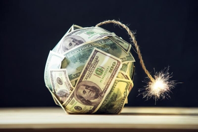 «Βόμβα δολαρίου» στις αγορές: Πώς το αμερικανικό νόμισμα επηρεάζει τις μετοχές παγκοσμίως