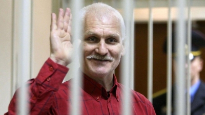 Ο Λευκορώσος νομπελίστας Ales Bialiatski καταδικάστηκε σε 10 χρόνια φυλάκισης για ξέπλυμα μαύρου χρήματος