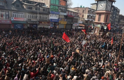 Μαζικές διαδηλώσεις μετά τη δολοφονία Khamenei, εισβάλλουν σε πρεσβείες των ΗΠΑ - 6 νεκροί στο Karachi