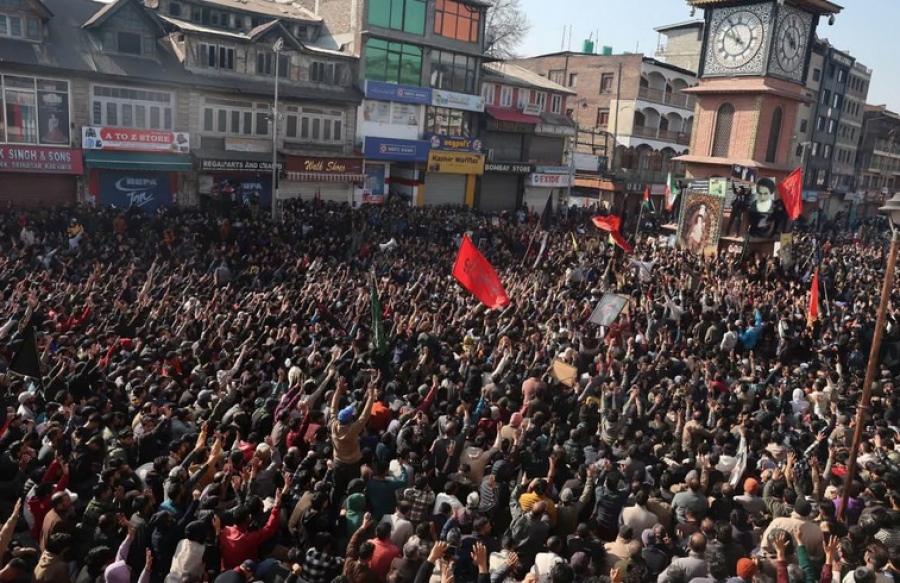 Μαζικές διαδηλώσεις μετά τη δολοφονία Khamenei, εισβάλλουν σε πρεσβείες των ΗΠΑ - 9 νεκροί στο Karachi