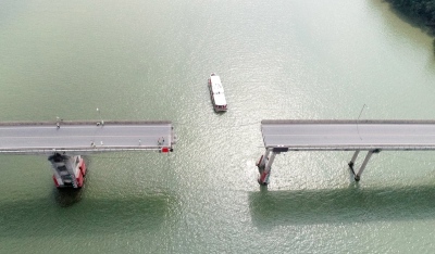 Τραγωδία στην Κίνα: Πλοίο «ξήλωσε» γέφυρα – Πέντε νεκροί