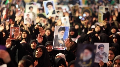 Ο λαός του Ιράν στους δρόμους πενθεί το θάνατο του Khamenei - Αγρυπνίες σε όλη τη χώρα