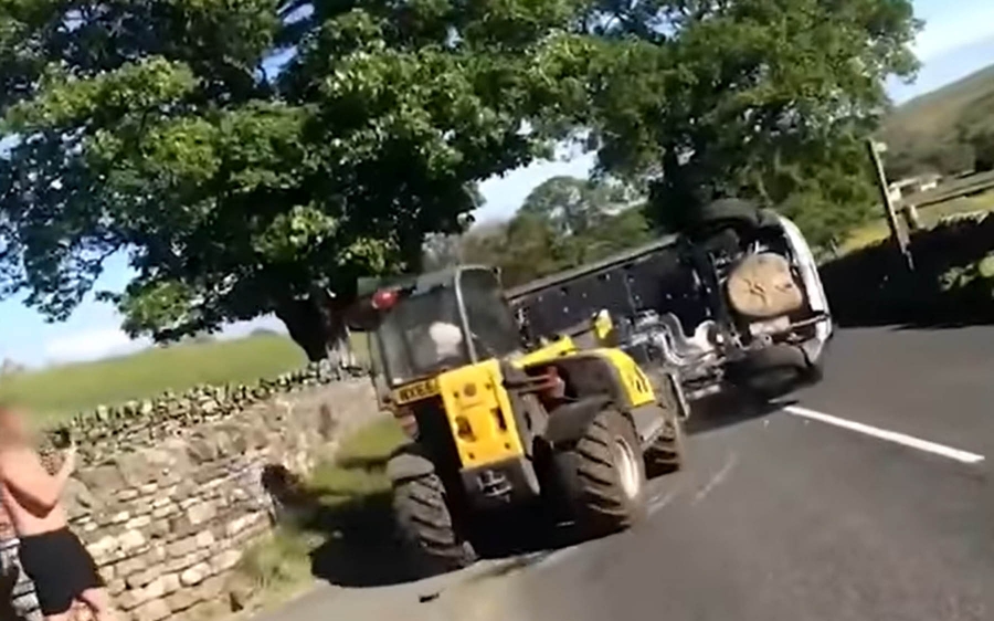 Τσαντισμένος αγρότης σηκώνει στον αέρα ένα Opel Corsa