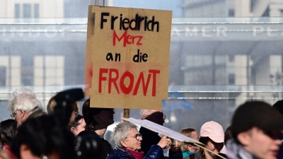 «Στείλτε τον Merz στην πρώτη γραμμή» - Μαθητική απεργία στη Γερμανία κατά της στρατολόγησης