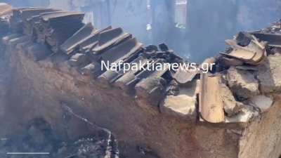 Σε πύρινο κλοιό η Ελαία Φωκίδας: Καίγονται σπίτια  - Μήνυμα από 112 για εκκένωση