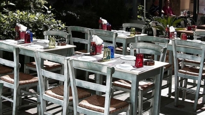 Πρεμιέρα νέων μέτρων σε εστίαση, ψυχαγωγία - Μόνο εμβολιασμένοι σε κλειστούς χώρους και μόνο καθήμενοι
